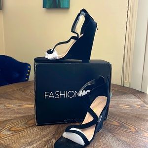 Selling my Fashion Nova sandals